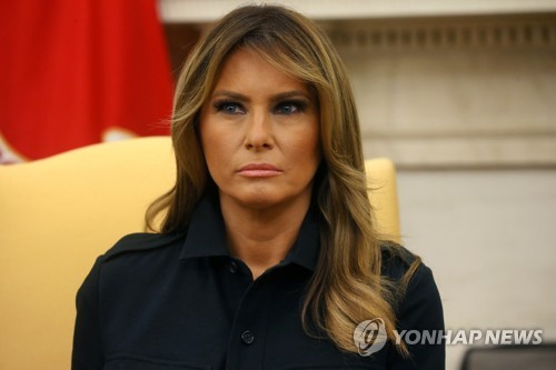 굳은 표정의 멜라니아 트럼프 영부인