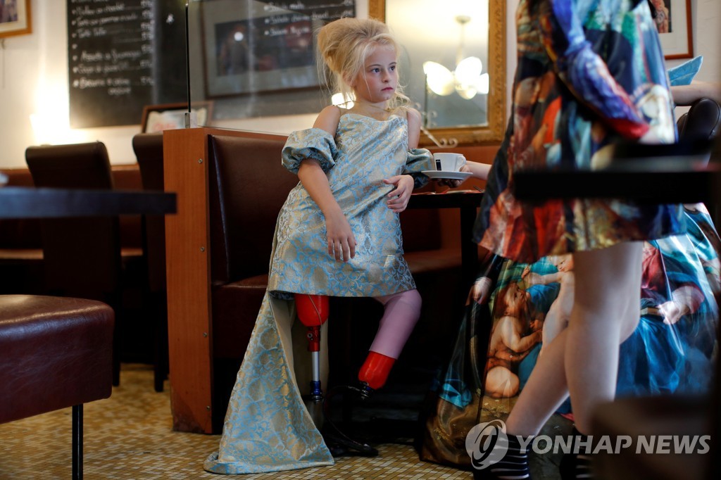 패션쇼 전날 리허설 무대를 준비하는 드미트리