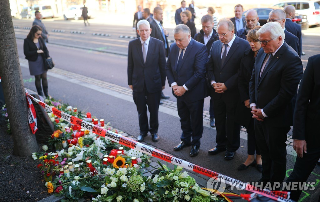 테러 현장에서 묵념하는 독일 대통령(오른쪽 첫번째) [로이터=연합뉴스]