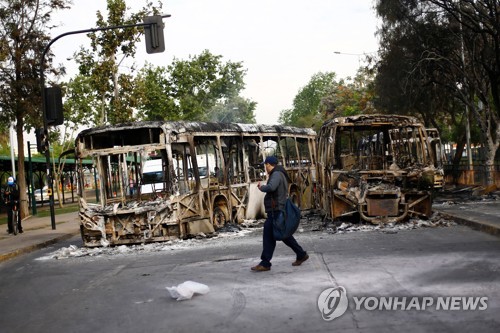 시위로 불에 탄 시내버스