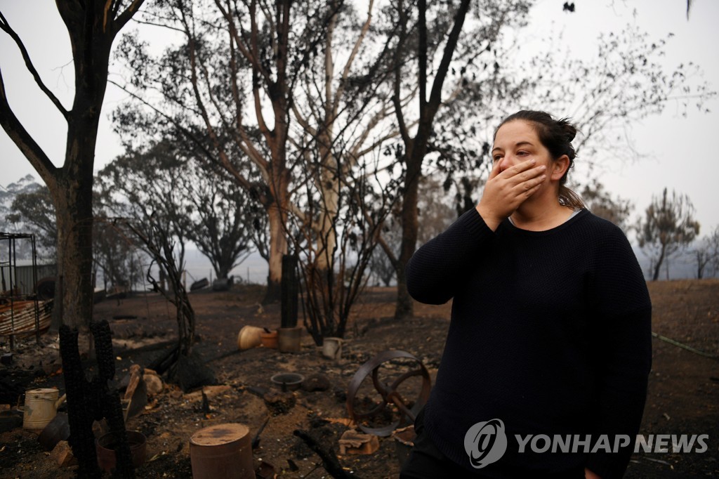 산불 재해를 당한 NSW주 동남부 지역 코바코에서 불에 탄 집을 보는 주민