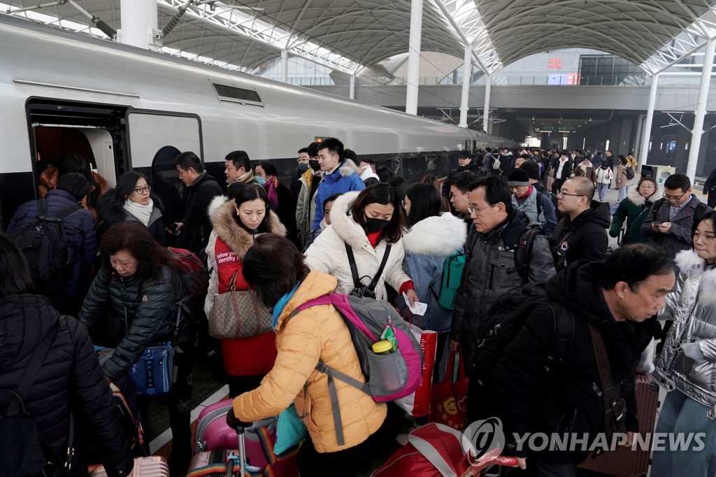 지난 10일 기차를 타는 중국 승객들 [로이터=연합뉴스 자료사진]