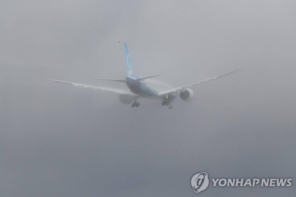 첫 시행 비행 중인 보잉 777X