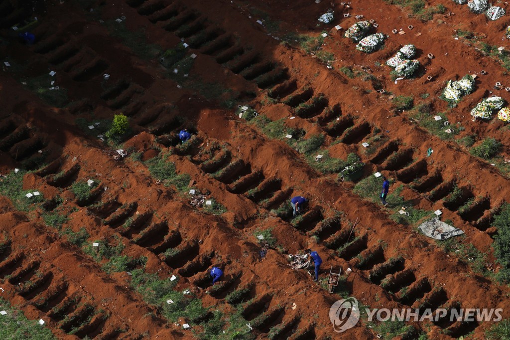브라질 상파울루에 늘어나는 새 무덤들