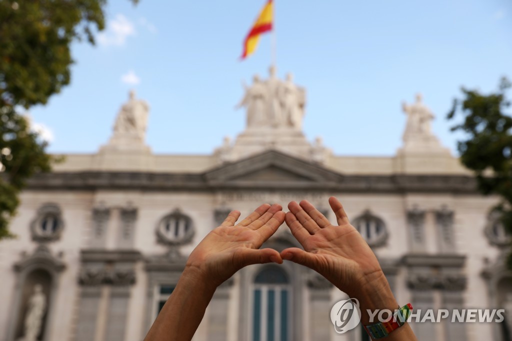 작년 6월 21일 마드리드의 스페인 대법원 앞에서 집단 성폭행 용의자들인 5명의 '늑대 떼'에 대한 최종 판결을 앞두고 시위가 열린 모습. [로이터=연합뉴스 자료사진]