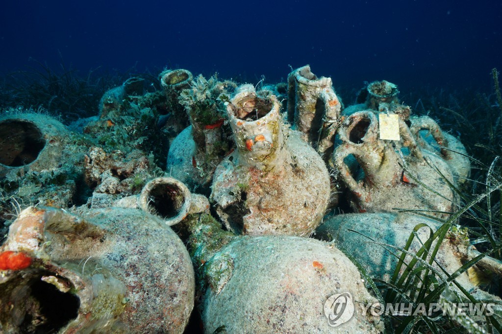 수심 21∼28ｍ의 해저에서 발견된 기원전 5세기의 고대 그리스 '암포라'. 2020.7.25. [로이터=연합뉴스]