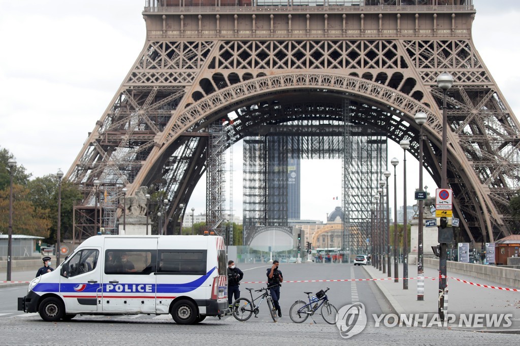 경찰이 통제 중인 프랑스 파리 에펠탑 