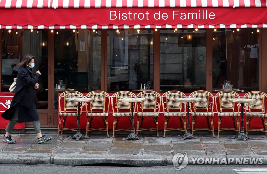 프랑스 파리의 레스토랑 야외에 마련된 테이블