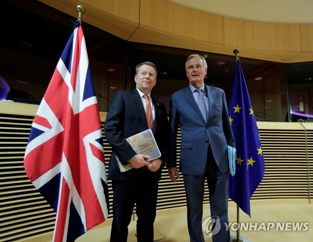 영국과 EU의 미래관계 협상 수석대표인 프로스트(왼쪽)와 바르니에 [로이터=연합뉴스]