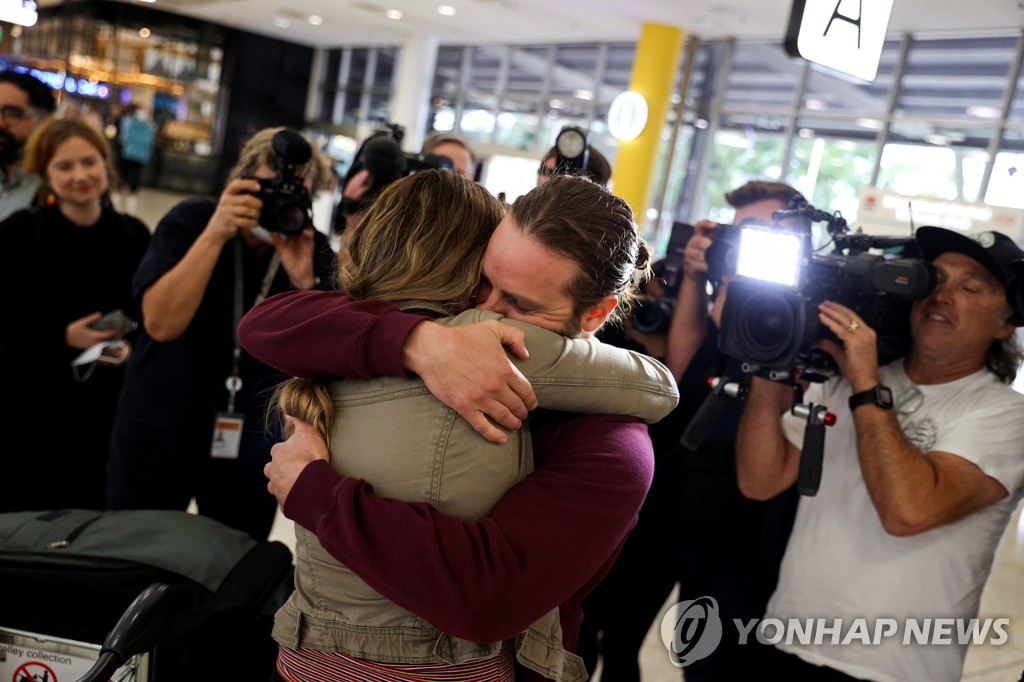 뉴질랜드로부터 호주 시드니 공항에 도착한 승객이 입국장에서 감격의 상봉을 나누는 장면