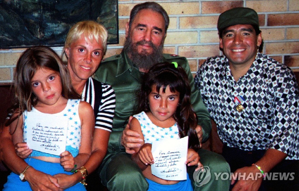 1994년 쿠바 아바나에서 피델 카스트로(가운데)가 마라도나(오른쪽)와 그의 부인, 두 딸과 함께 기념사진을 찍고 있다. [로이터=연합뉴스 자료사진]