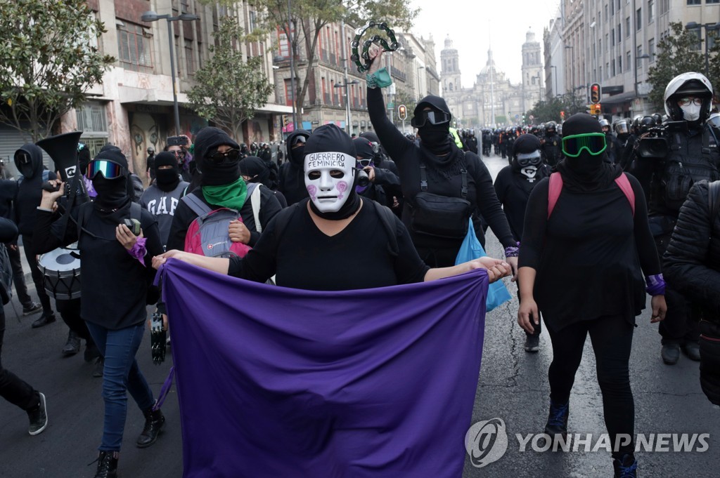 지난 2일(현지시간) 멕시코 대통령궁 근처에서 여당 주지사 후보의 성범죄 의혹에 항의하는 여성 시위대