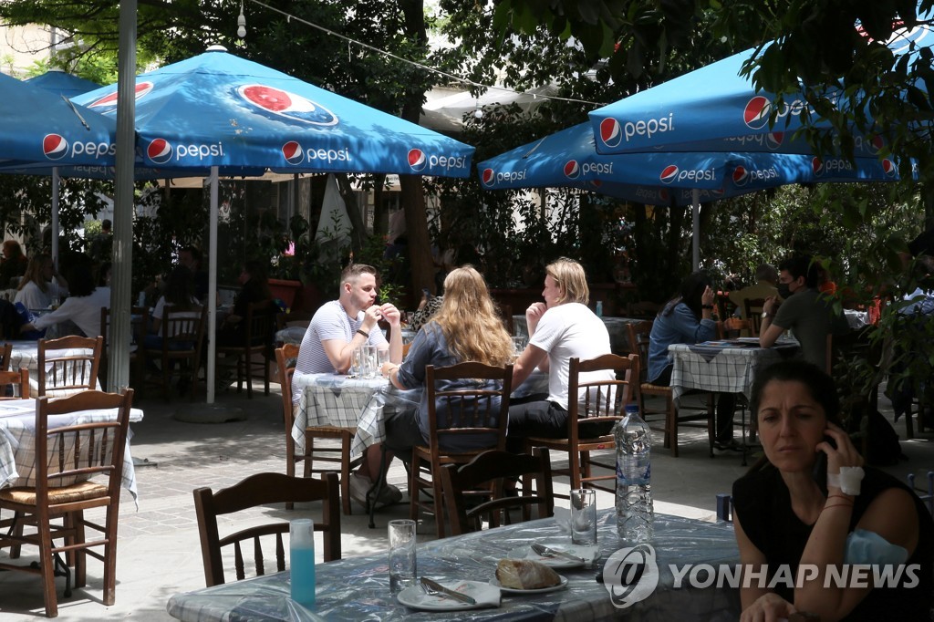 그리스 수도 아테네 식당의 야외 테이블에 앉은 손님들. [로이터=연합뉴스]