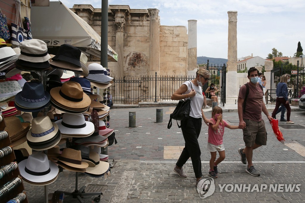 그리스 아테네의 한 유적지를 찾은 관광객들. [로이터=연합뉴스]