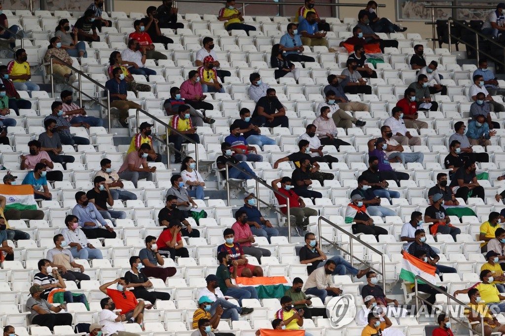 15일(현지시간) 카타르 도하 자심 빈 하마드 스타디움에서 열린 월드컵 아시아지역 2차 예선 E조 인도와 아프가니스탄 경기 관람객들이 거리두기를 지키며 앉아 있다.[로이터=연합뉴스]