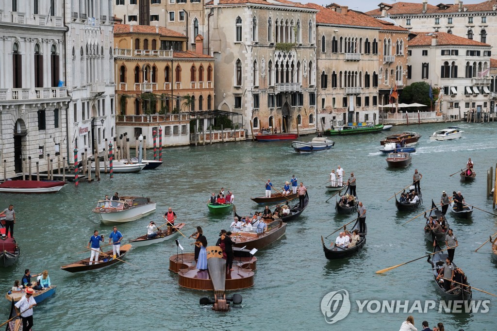 ITALY-VENICE/GIANT VIOLIN