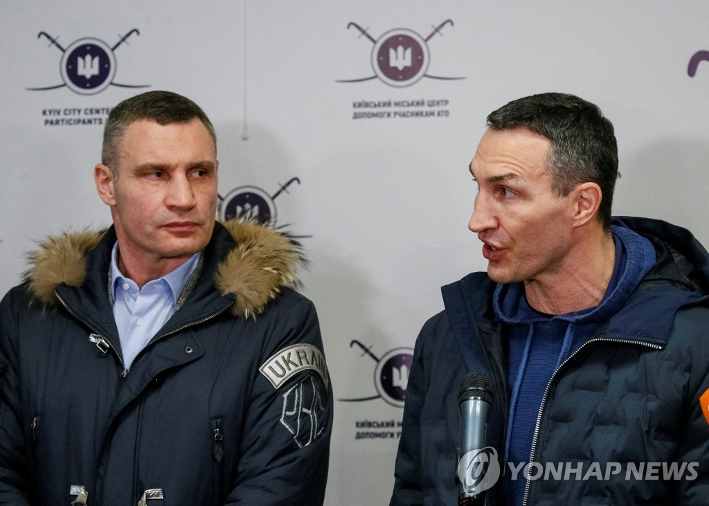 지난2일(현지시간) 우크라이나 예비군 모집소 개소식에서 발언하는 블라디미르 클리치코(오른쪽). 왼쪽은 형인 비탈리 클리치코 키예프 시장.