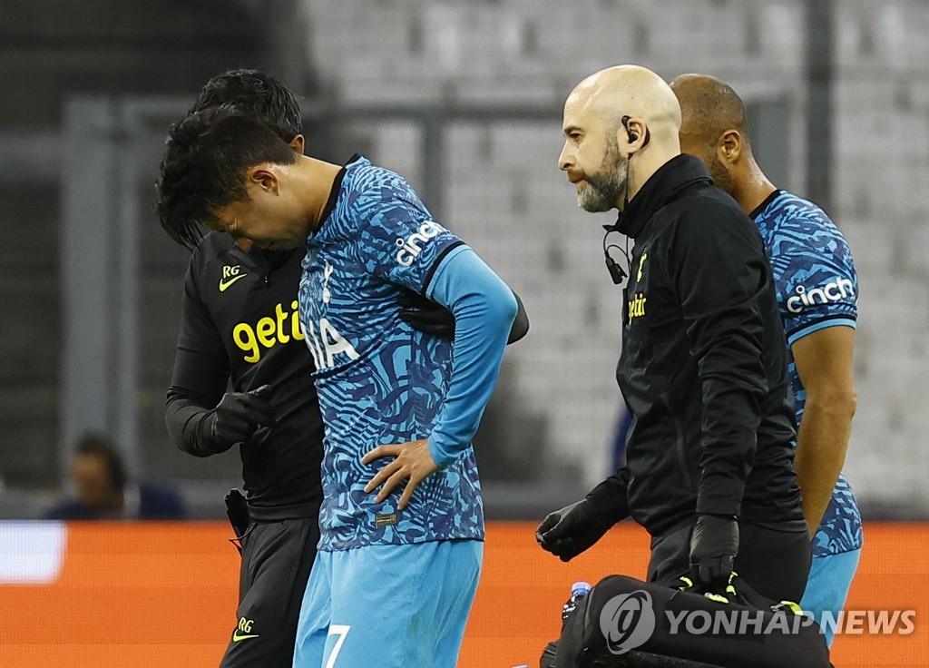 In this Reuters photo, Son Heung-min of Tottenham Hotspur (C) leaves the field after suffering a facial injury during the team's UEFA Champions League Group D match against Marseille at Stade de Marseille in Marseille, France, on Nov. 1, 2022. (Yonhap)