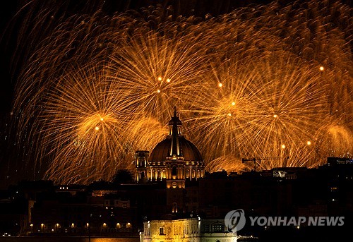 '밤하늘 위로'… 성 바오로 성당 뒤로 펼쳐지는 '몰타 불꽃 축제'