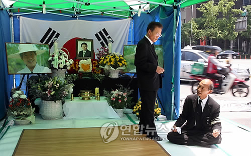 철거 전 덕수궁 대한문 시민분향소(자료사진)