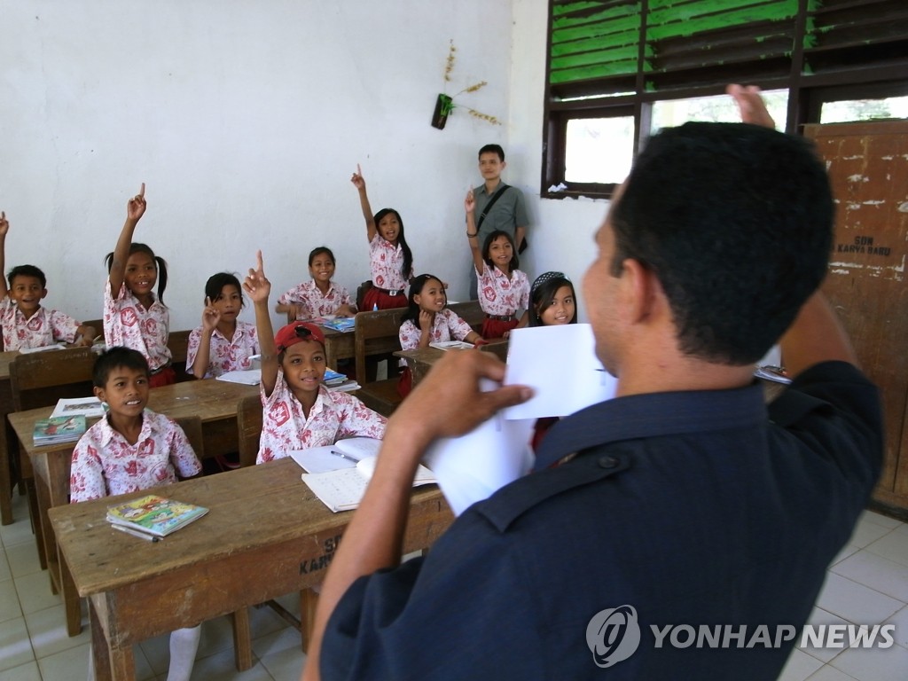 인도네시아 소수민족 찌아찌아족 초등학교 학생들이 한글 수업을 듣고 있는 모습.(자료사진)