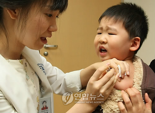어린이가 예방접종 주사를 맞고 있는 모습(자료사진)
