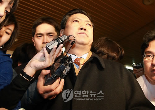 기자 질문에 답하는 민동석 전 정책관