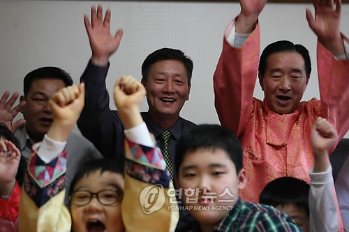 기뻐하는 이정수 가족(자료사진)