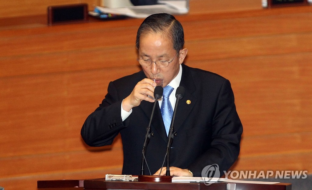 물 마시는 김태영 장관(자료사진)
