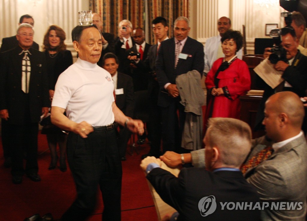 `태권 대부' 이준구, 美의회서 80회 생일상