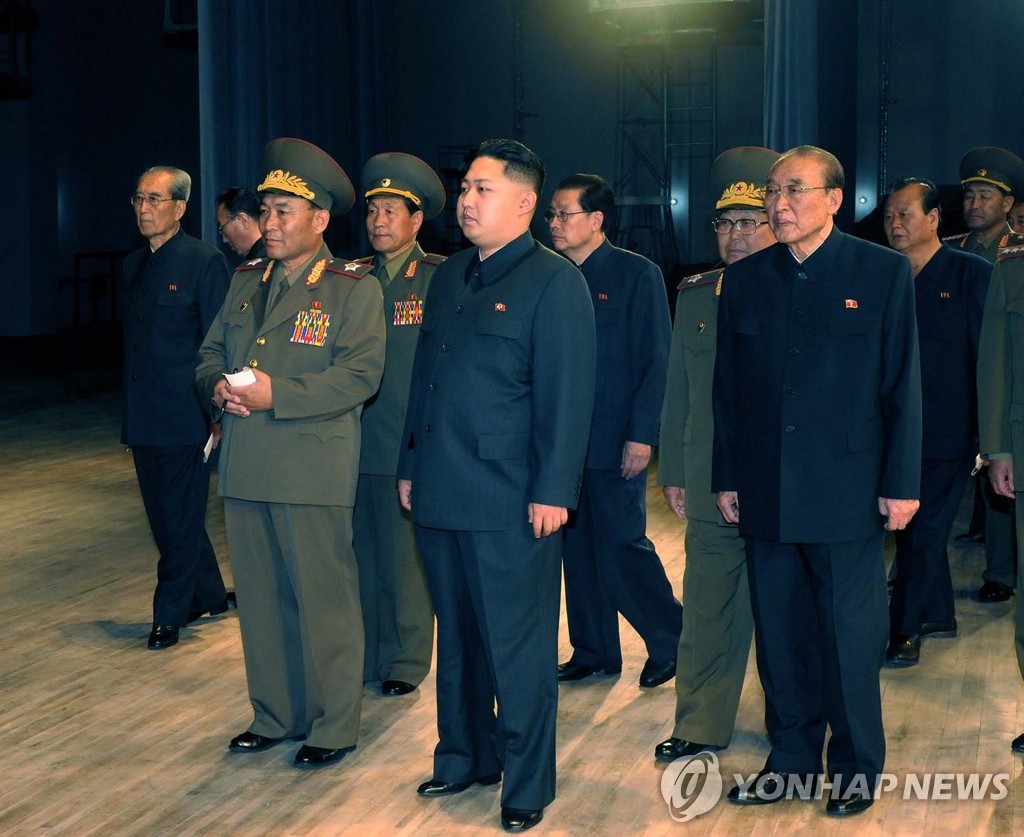 김정은 단독사진 첫 공개