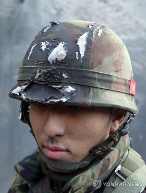 지난 2010년 북한군의 연평도 포격 도발 당시 철모 외피에 불이붙고 입술부위에 화상을 당하면서도 대응사격을 한 연평부대 포7중대 임준영 상병.(자료사진)