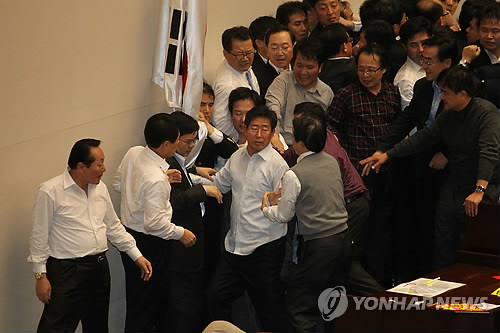 대한민국 연말 풍경.. 국회 몸싸움