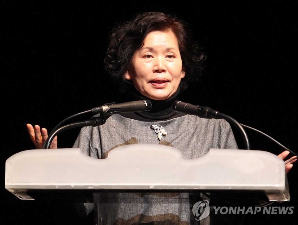 2010년 대한민국연극대상 연기상을 수상할 당시 배우 윤소정의 모습[연합뉴스 자료사진