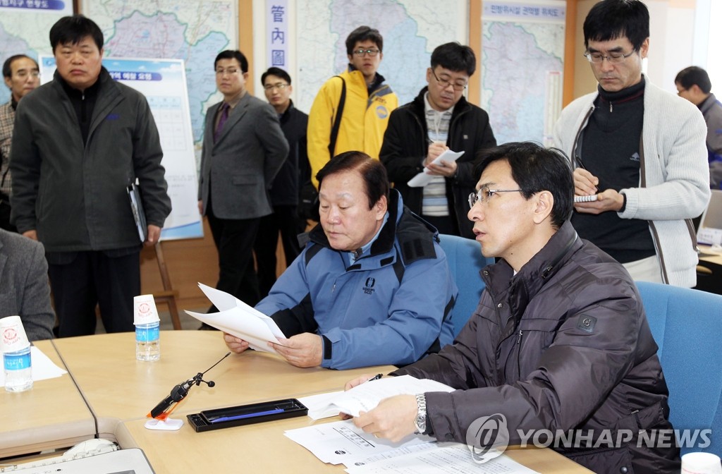 '안희정 충남지사 구제역 상황실 방문'