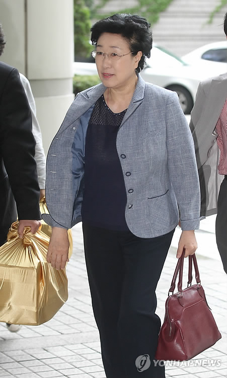 법정 들어서는 한명숙 전 총리