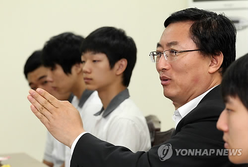 로봇고 학생들과 대화하는 최중경 장관