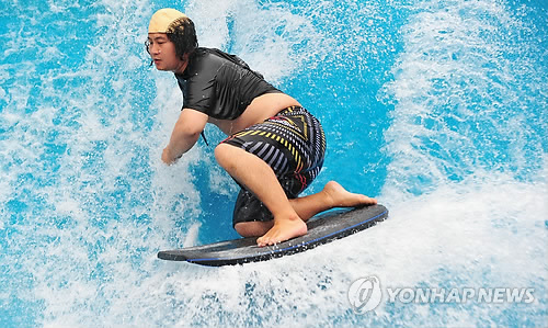 이색 복장 서퍼들