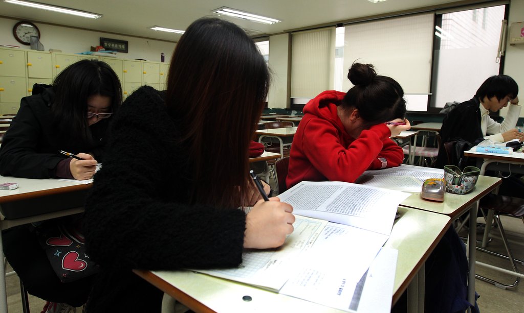 서울 역삼동의 한 학원에서 논술수업을 듣고있는 학생들 모습. <<연합뉴스DB>>