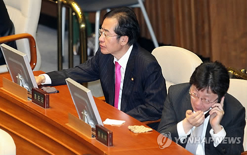 <YONHAP PHOTO-1960> 투표하는 홍 대표