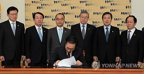 李대통령, 한미FTA 이행법안 서명