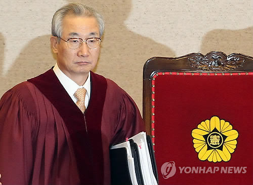 이강국 헌법재판소장의 결연한 눈빛