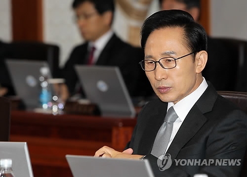 안건 보고 듣는 이 대통령