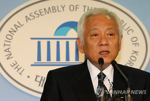 민주통합당 김한길 최고위원이 1일 지도부의 동반퇴진을 촉구하며 당 최고위원직에서 전격 사퇴했다.(자료사진)