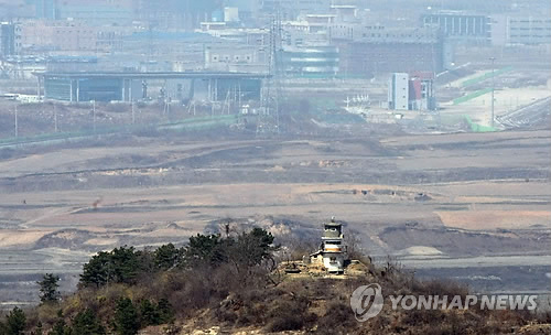 남북한이 19일 오후 파주지역 비무장지대(DMZ) 내 군사분계선(MDL) 인근에서 총격전을 벌였다고 합동참모본부가 밝혔다. 사진은 파주 도라산전망대에서 바라본 북한의 초소와 개성공단. (연합뉴스 DB)