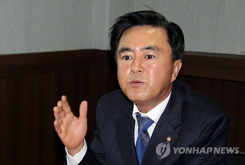 기자간담회하는 새누리당 김태흠 의원