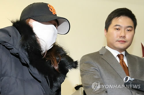 취재진에게 심경 밝히는 국정원 여직원
