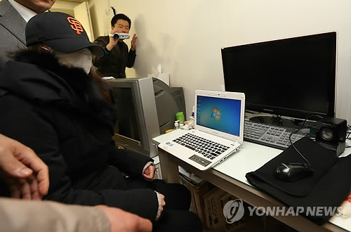 국정원 여직원, 컴퓨터 등 경찰에 임의제출