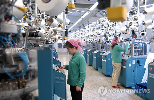 북한의 양말공장 근로자들