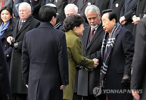2013년 박근혜 대통령과 악수하는 김영삼 전 대통령
